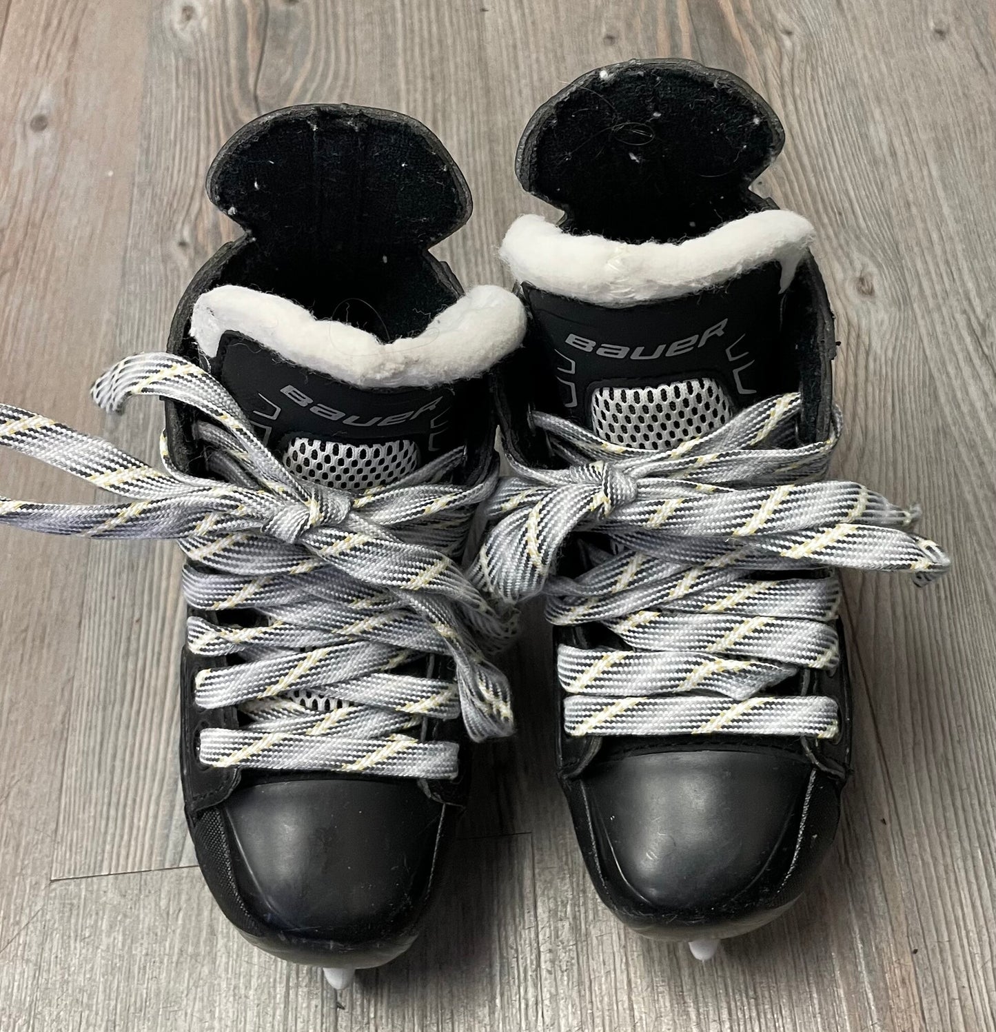 Black  Bauer Supreme160 Skates, 8T