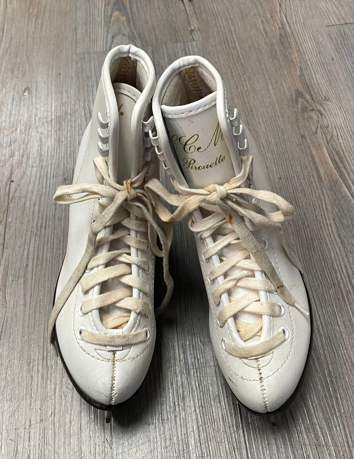 White  CCM Pirouette Figure Skat, 4Y