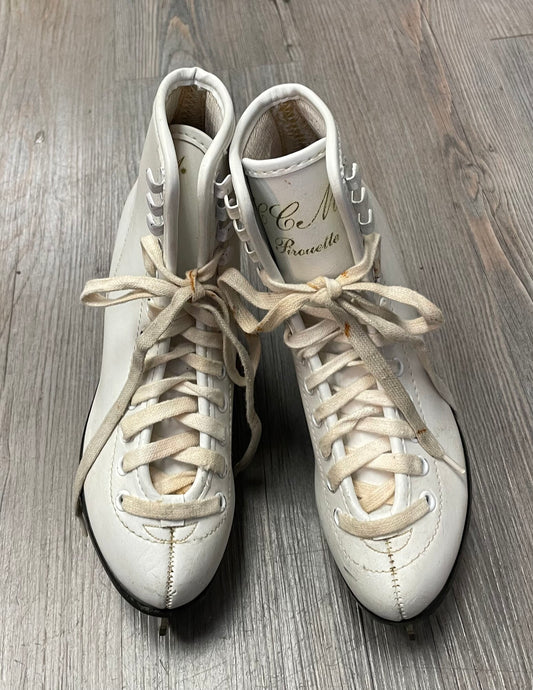 White  CCM Pirouette Figure Skat, 4Y