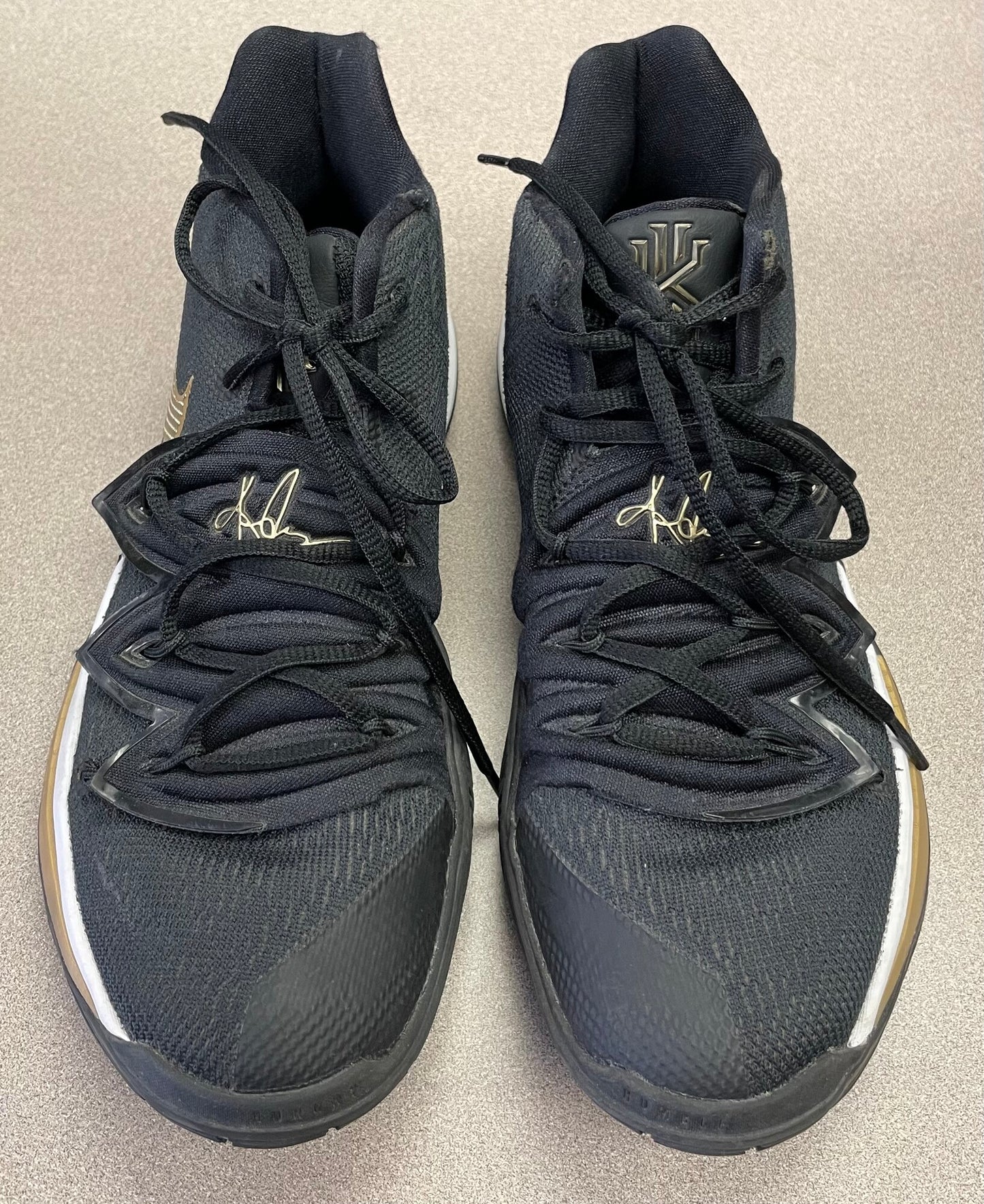 Black  Nike Kyrie Basketball Sho, 8Y