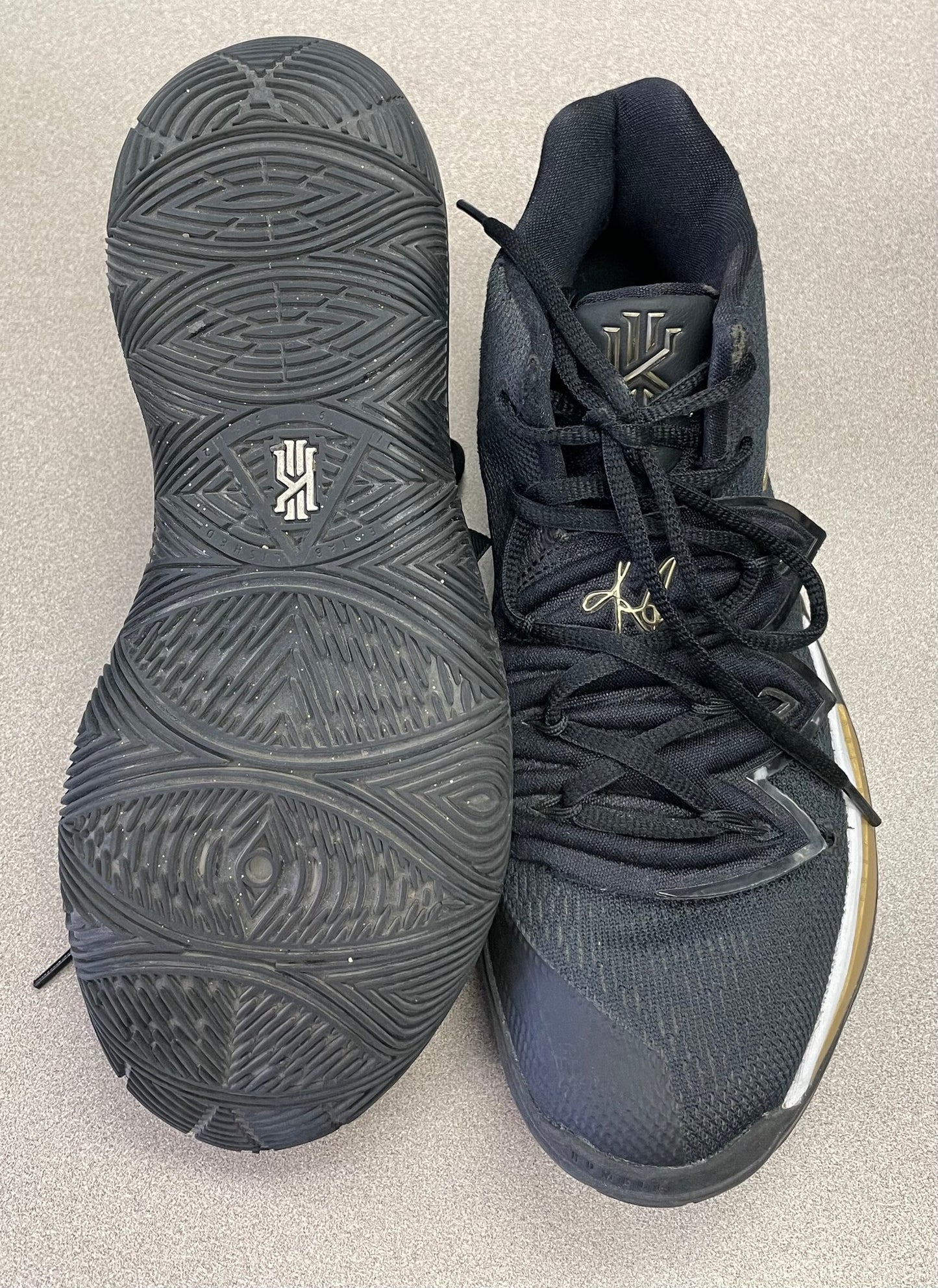 Black  Nike Kyrie Basketball Sho, 8Y